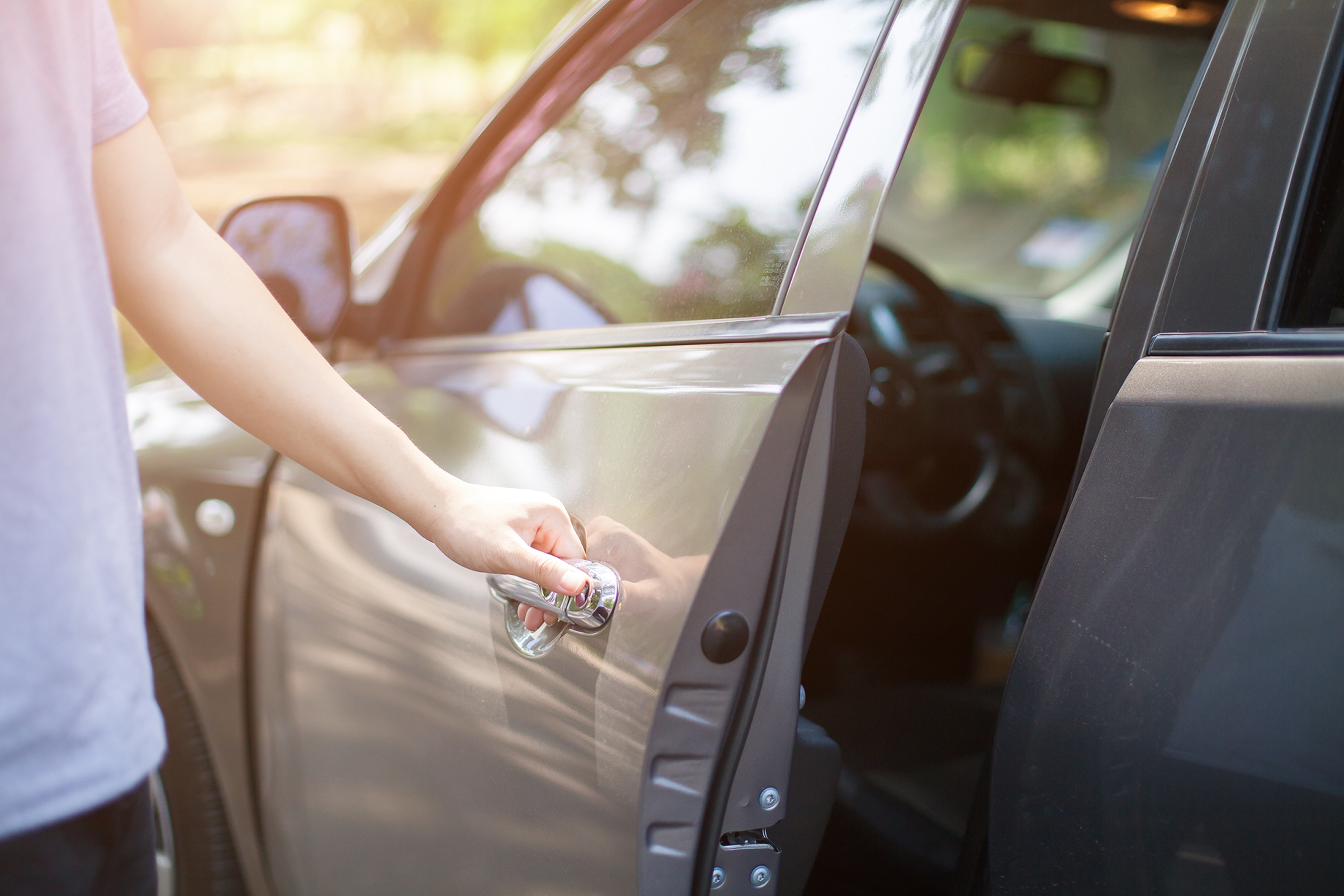 Keyed my car. Дверь автомобиля. Авто с открытыми дверями. Открывает дверцу авто. Открытые двери авто.